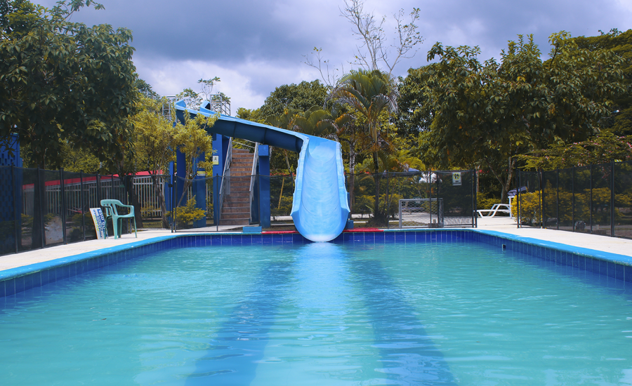 centro-recreacional-centenario-piscina-tobogan